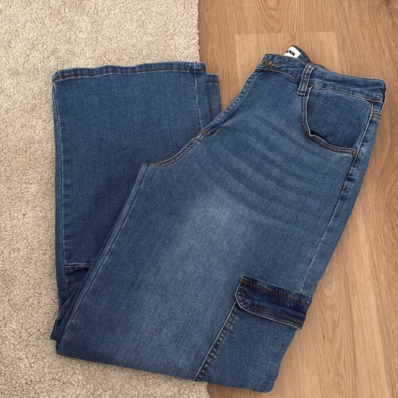 Take The High Road Cargo Jeans - Medium Wash - Picture 6 of 8